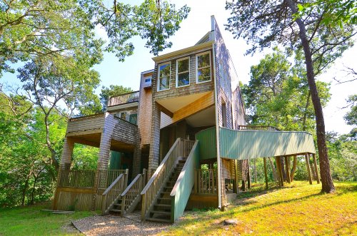 A VERY COOL AND FUNKY HOUSE!