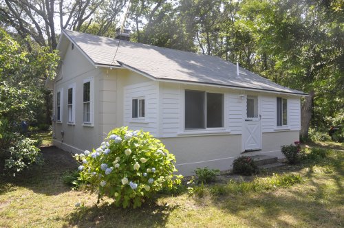 ADORABLE TWO BEDROOM COTTAGE WALK TO TRIANGLE!